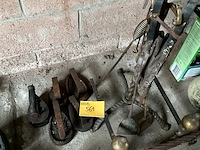 Lot 561 - haard onderdelen, 5 strijkijzers - afbeelding 4 van  4