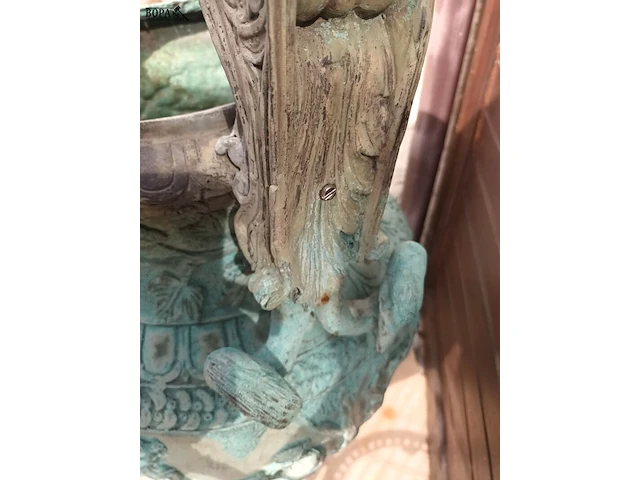 Lot 561 - vaas in brons - afbeelding 4 van  7