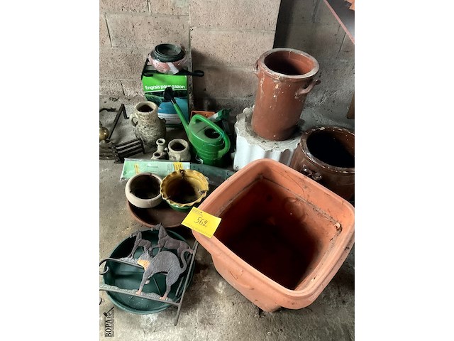 Lot 562 - lot diverse tuinmateriaal, betonnen voetstuk tuinbeeld - afbeelding 1 van  7