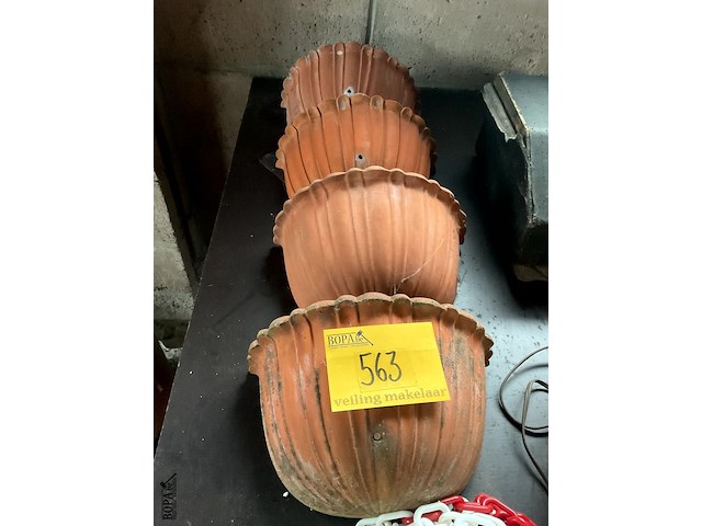 Lot 563 - aardewerken bloempotten bedoeld voor de wand, 4 stuks - afbeelding 1 van  3