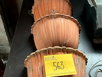 Lot 563 - aardewerken bloempotten bedoeld voor de wand, 4 stuks - afbeelding 1 van  3