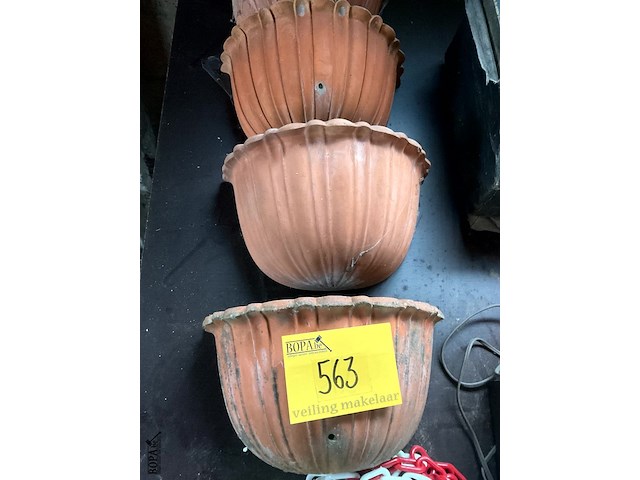 Lot 563 - aardewerken bloempotten bedoeld voor de wand, 4 stuks - afbeelding 2 van  3