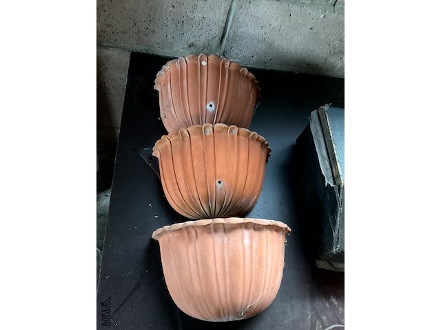 Lot 563 - aardewerken bloempotten bedoeld voor de wand, 4 stuks - afbeelding 3 van  3