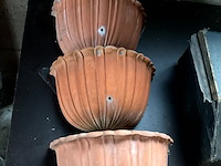 Lot 563 - aardewerken bloempotten bedoeld voor de wand, 4 stuks - afbeelding 3 van  3