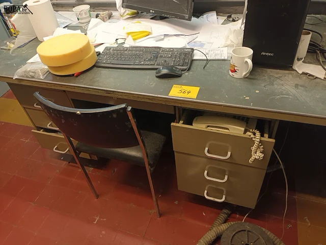 Lot 564 - bureau mewaf met inhoud - afbeelding 1 van  4
