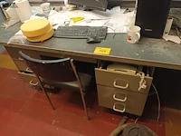 Lot 564 - bureau mewaf met inhoud - afbeelding 1 van  4