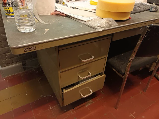 Lot 564 - bureau mewaf met inhoud - afbeelding 3 van  4