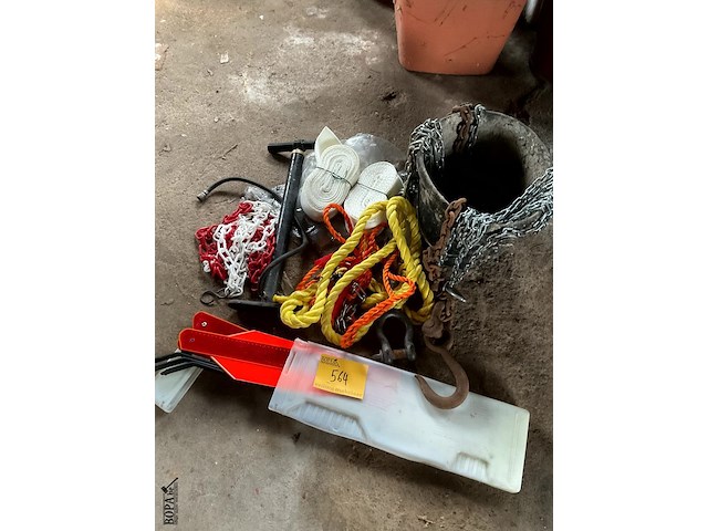 Lot 564 - kettingen touwen en verkeersdriehoek - afbeelding 1 van  4