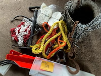 Lot 564 - kettingen touwen en verkeersdriehoek - afbeelding 1 van  4