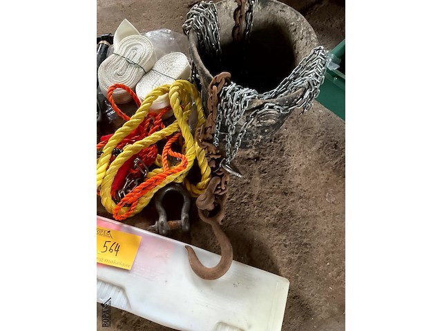 Lot 564 - kettingen touwen en verkeersdriehoek - afbeelding 2 van  4