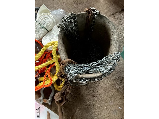 Lot 564 - kettingen touwen en verkeersdriehoek - afbeelding 3 van  4