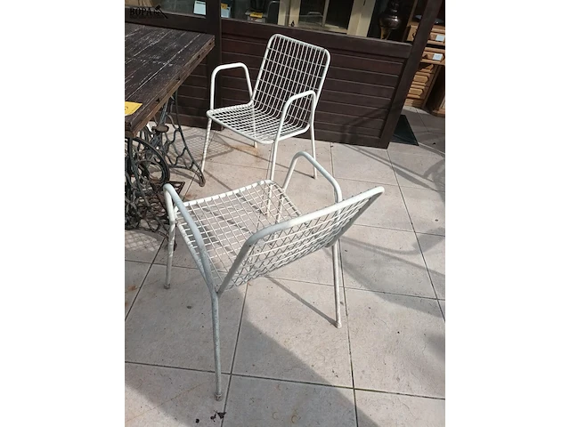 Lot 564 - retro metalen stoelen. 4 stuks - afbeelding 3 van  4