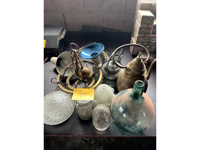 Lot 568 - oude verlichting ,waterketels, groen glazen dame jeanne - afbeelding 1 van  9