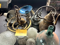 Lot 568 - oude verlichting ,waterketels, groen glazen dame jeanne - afbeelding 1 van  9
