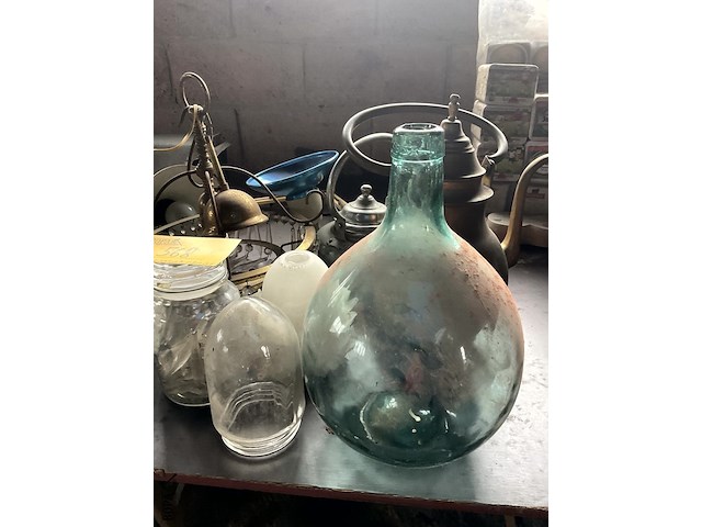Lot 568 - oude verlichting ,waterketels, groen glazen dame jeanne - afbeelding 2 van  9