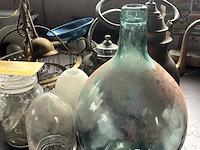 Lot 568 - oude verlichting ,waterketels, groen glazen dame jeanne - afbeelding 2 van  9