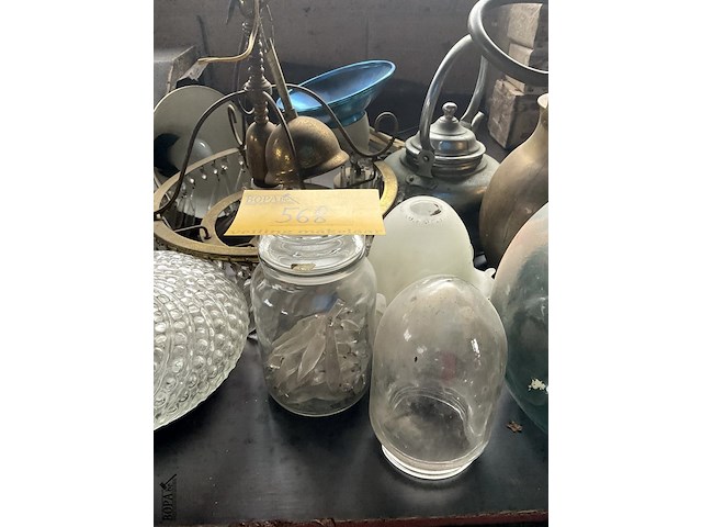 Lot 568 - oude verlichting ,waterketels, groen glazen dame jeanne - afbeelding 3 van  9