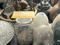 Lot 568 - oude verlichting ,waterketels, groen glazen dame jeanne - afbeelding 3 van  9
