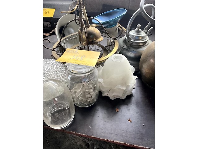 Lot 568 - oude verlichting ,waterketels, groen glazen dame jeanne - afbeelding 4 van  9