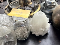 Lot 568 - oude verlichting ,waterketels, groen glazen dame jeanne - afbeelding 4 van  9