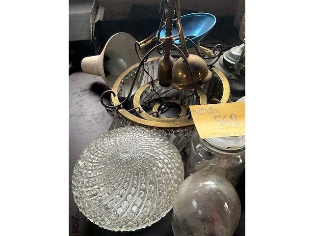 Lot 568 - oude verlichting ,waterketels, groen glazen dame jeanne - afbeelding 5 van  9