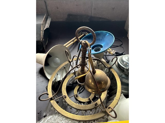 Lot 568 - oude verlichting ,waterketels, groen glazen dame jeanne - afbeelding 6 van  9