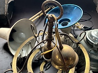 Lot 568 - oude verlichting ,waterketels, groen glazen dame jeanne - afbeelding 6 van  9