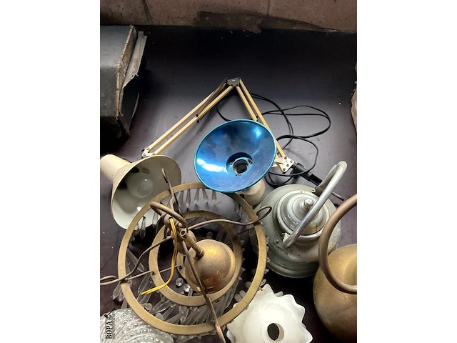 Lot 568 - oude verlichting ,waterketels, groen glazen dame jeanne - afbeelding 7 van  9