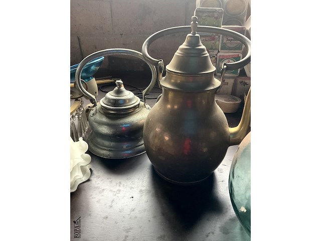 Lot 568 - oude verlichting ,waterketels, groen glazen dame jeanne - afbeelding 8 van  9