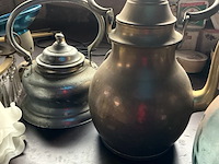 Lot 568 - oude verlichting ,waterketels, groen glazen dame jeanne - afbeelding 8 van  9