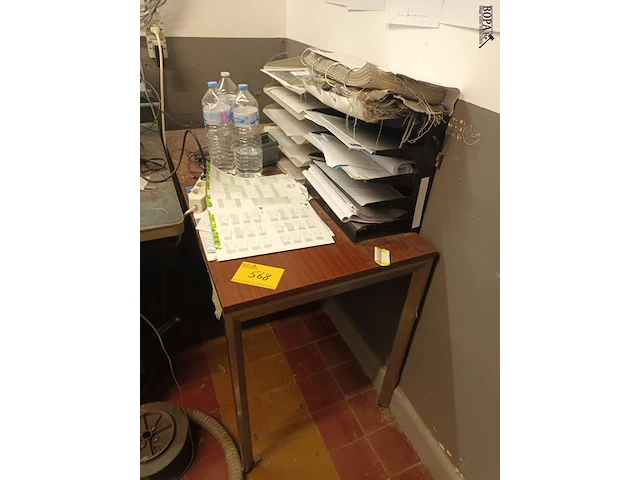 Lot 568 - tafel en brievenvakken - afbeelding 1 van  4