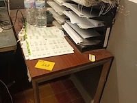 Lot 568 - tafel en brievenvakken - afbeelding 1 van  4