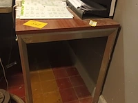 Lot 568 - tafel en brievenvakken - afbeelding 2 van  4