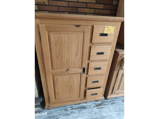 Lot 569 - houten kast - afbeelding 1 van  5