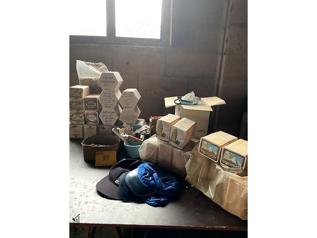 Lot 569 - lot biervilten viltjes verzamelen, bierflesopeners, asbakken - afbeelding 1 van  6