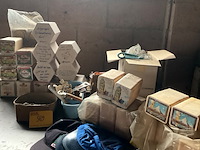 Lot 569 - lot biervilten viltjes verzamelen, bierflesopeners, asbakken - afbeelding 1 van  6