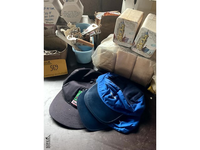 Lot 569 - lot biervilten viltjes verzamelen, bierflesopeners, asbakken - afbeelding 2 van  6