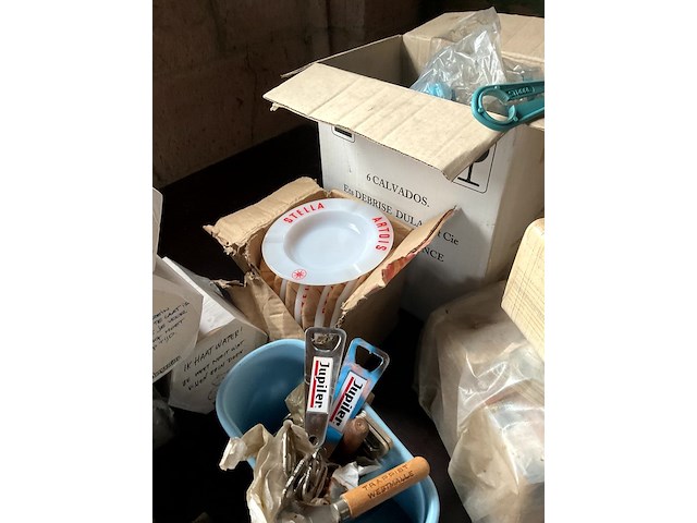 Lot 569 - lot biervilten viltjes verzamelen, bierflesopeners, asbakken - afbeelding 4 van  6