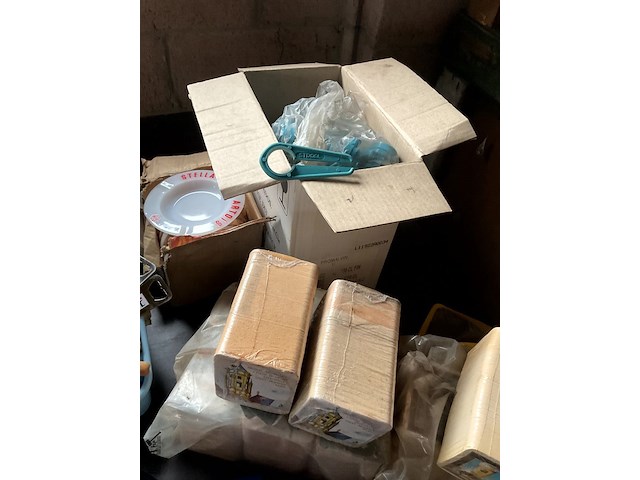 Lot 569 - lot biervilten viltjes verzamelen, bierflesopeners, asbakken - afbeelding 5 van  6