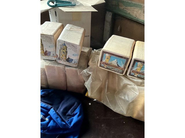 Lot 569 - lot biervilten viltjes verzamelen, bierflesopeners, asbakken - afbeelding 6 van  6