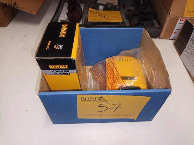 Lot 57 - batterijen dewalt. 2 stuks - afbeelding 1 van  3