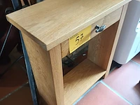 Lot 57 - bijzetkastje - afbeelding 2 van  3