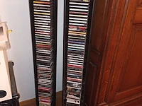 Lot 57 - cd rek met muziek cd’s. 2 stuks - afbeelding 1 van  5