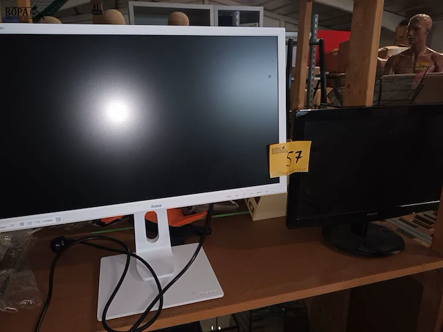 Lot 57 - computerscherm. 2 stuks - afbeelding 1 van  5