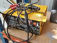 Lot 57 - deca batterijlader - afbeelding 1 van  2