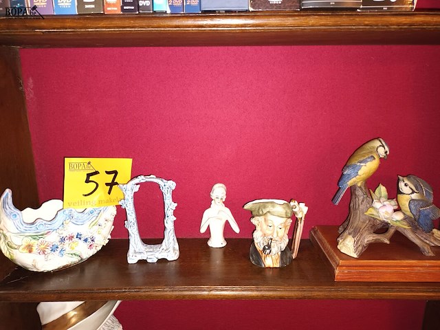 Lot 57 - decoratie in porselein. 5 stuks - afbeelding 1 van  4