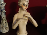 Lot 57 - decoratie in porselein. 5 stuks - afbeelding 4 van  4