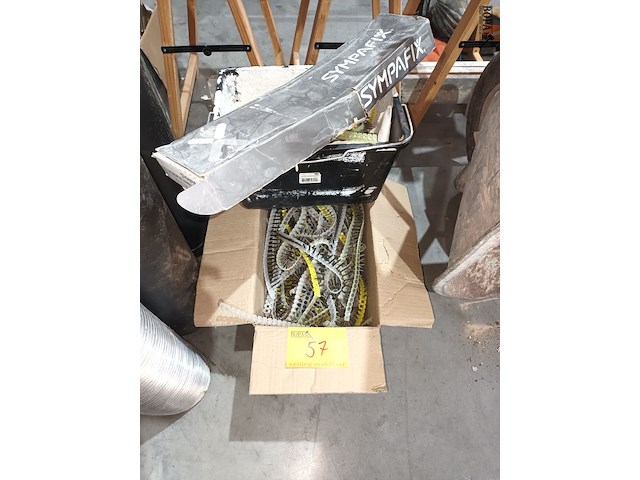 Lot 57 - gipsplaatschroeven op band - afbeelding 1 van  3