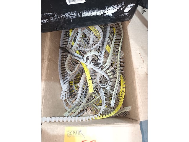 Lot 57 - gipsplaatschroeven op band - afbeelding 2 van  3