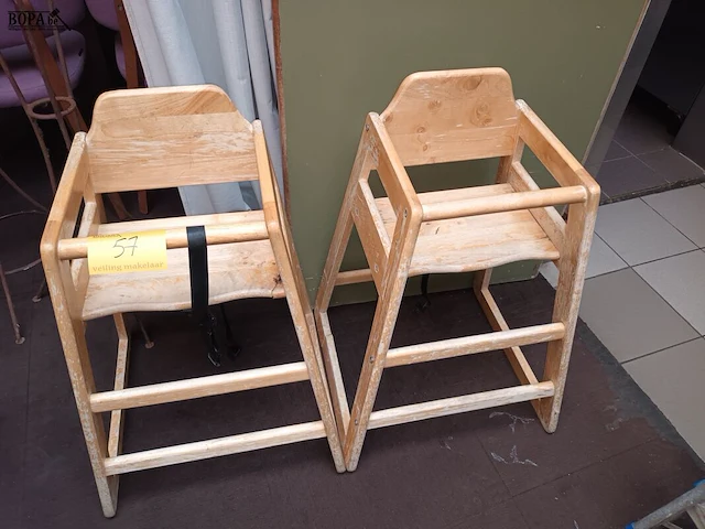 Lot 57 - houten kinderstoel. 2 stuks - afbeelding 1 van  3